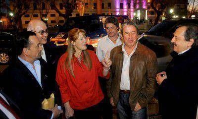 Cobos viaj� a Buenos Aires a apuntalar la campa�a de Stolbizer y Alfons�n