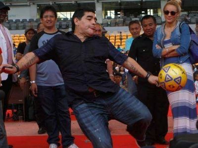 Diego Maradona se presenta con todo su show en General Alvear