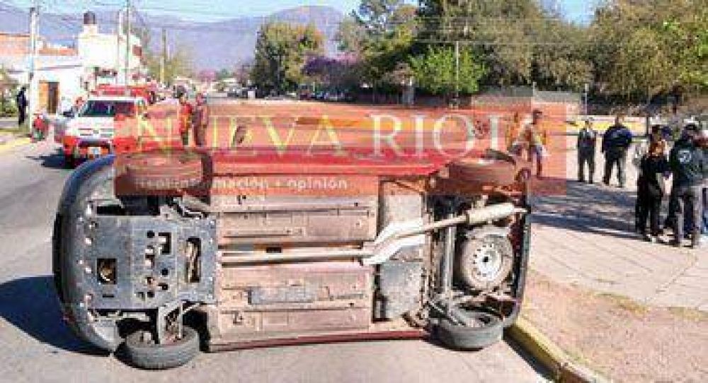 Una mujer lesionada al volcar su camioneta por un terrible choque