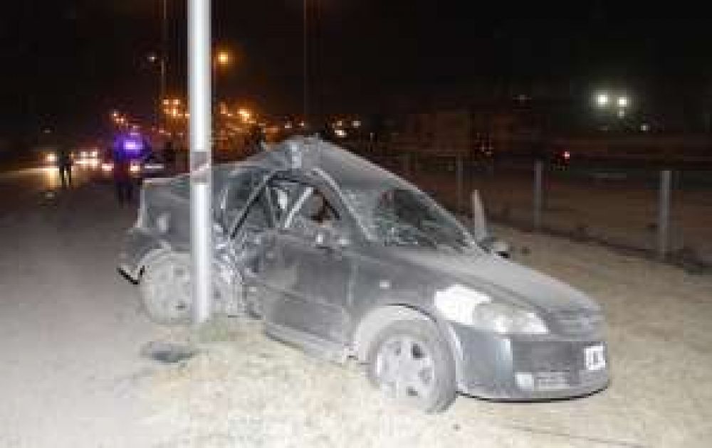 Un polic�a choc� en su auto con un poste y qued� grave