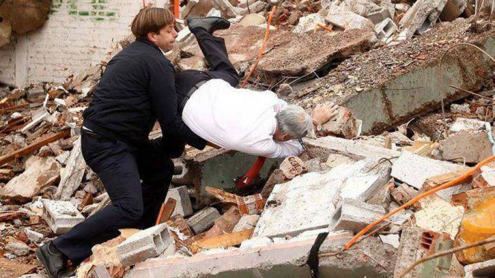 Pi�era se cay� en una demolici�n durante un acto de gobierno