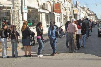 Crece el malestar entre los usuarios por largas colas para obtener la tarjeta