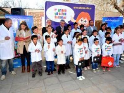 Inauguraron un centro de salud y entregaron computadoras a chicos de Nahuel Mapa