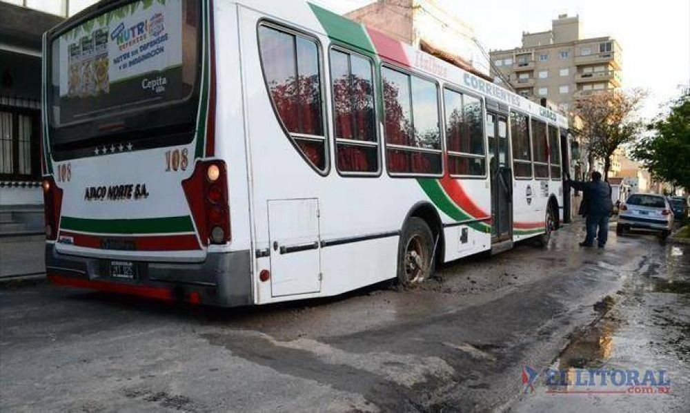 Micro se hundi� al pasar por bache en reparaci�n