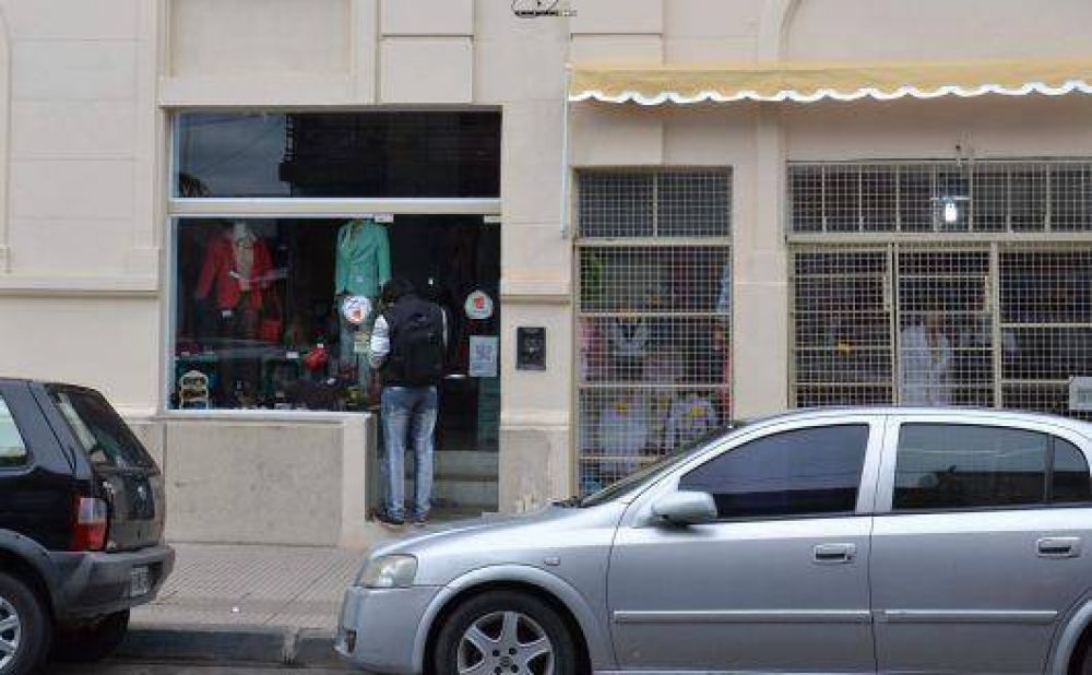 Allanamiento: hombre y mujer presos por saqueo a una tienda
