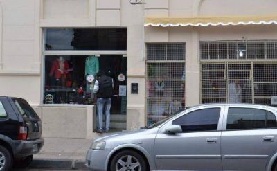 Allanamiento: hombre y mujer presos por saqueo a una tienda