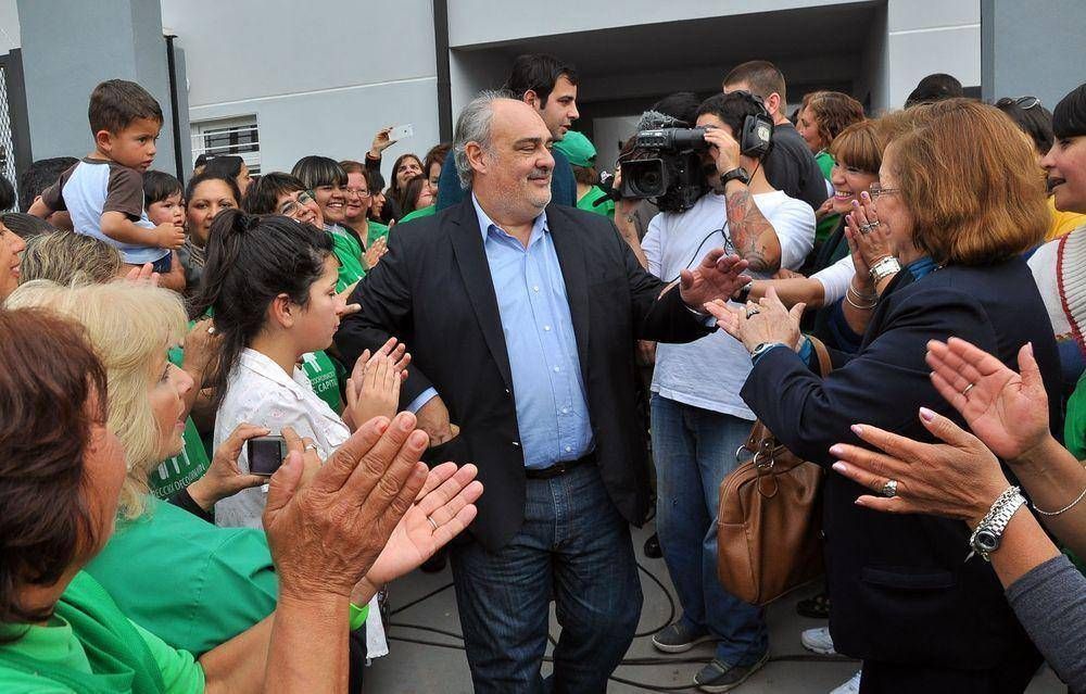 El Gobernador Colombi inaugur� el CAPS N� 15 del barrio Pirayu�