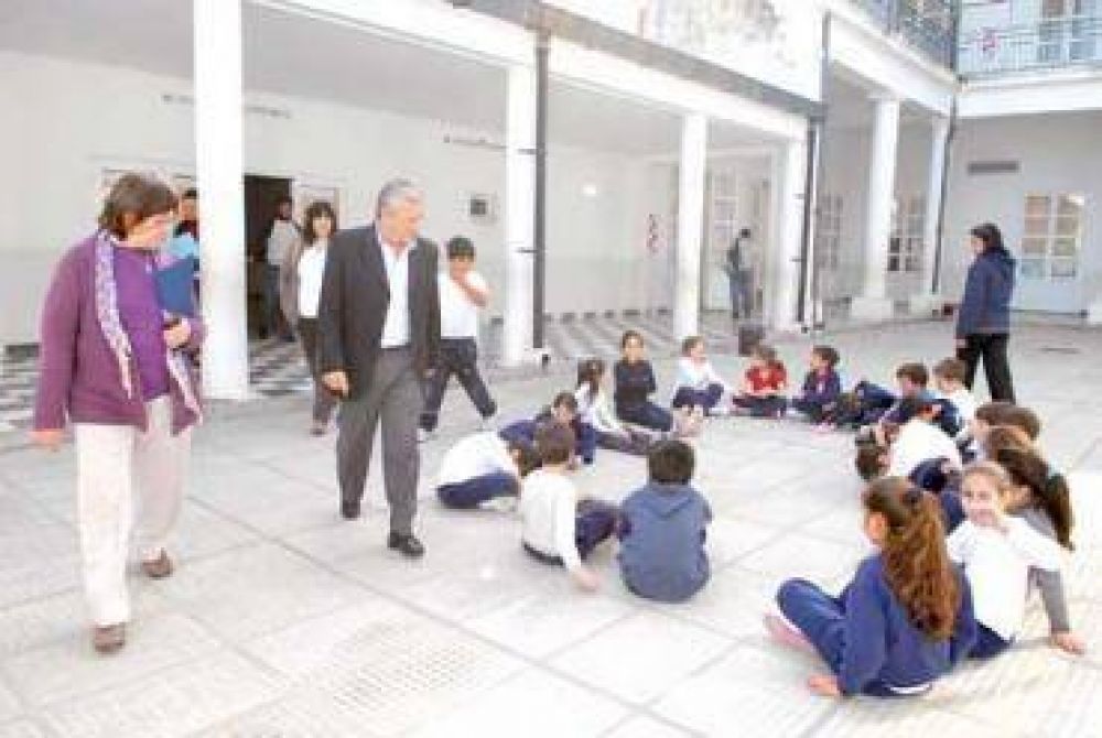 Dos escuelas recibieron aportes para obras