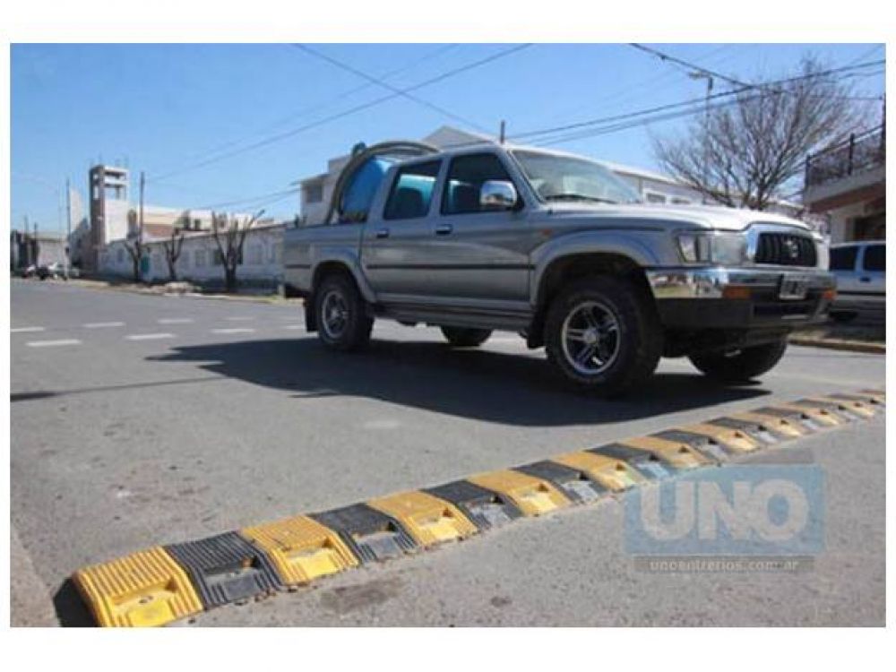 Colocan en los barrios cada vez m�s reductores de velocidad