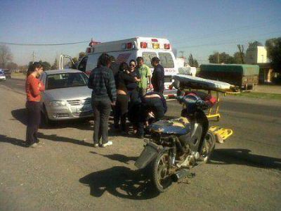Una joven herida en un accidente entre un auto y una moto