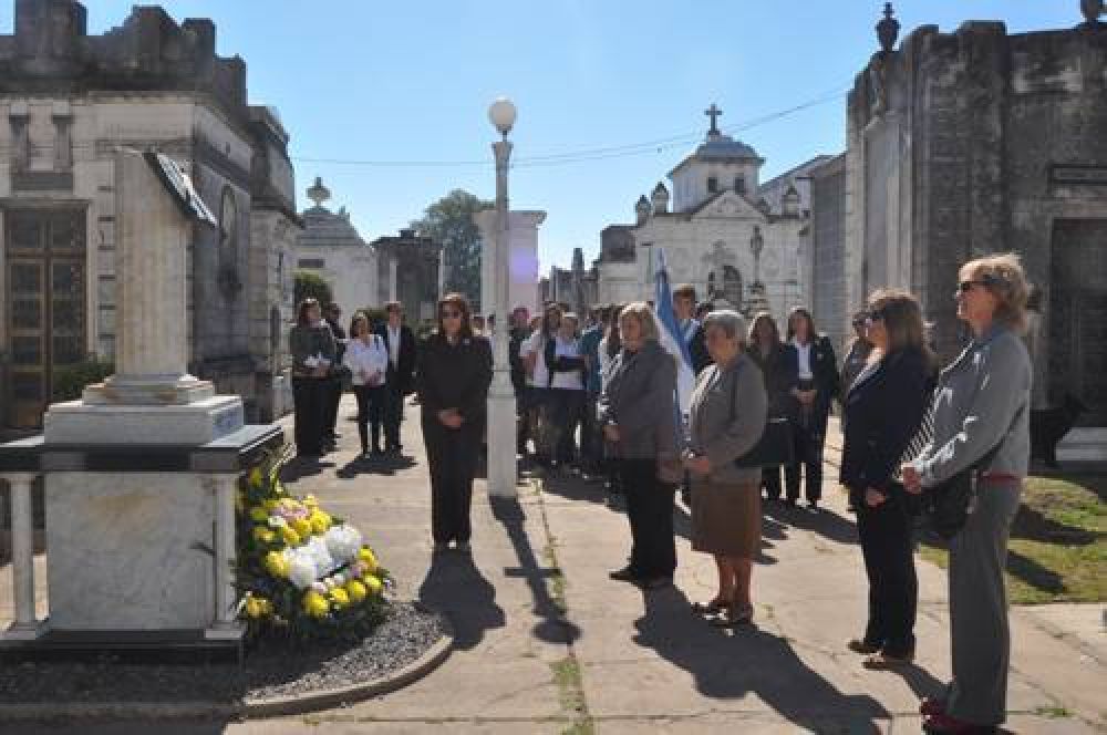 Colocaron ofrendas florales en el Cementerio municipal