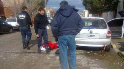 Un vendedor persigui� a tres delincuentes y redujo a uno