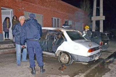 Incendiaron dos rodados intencionalmente