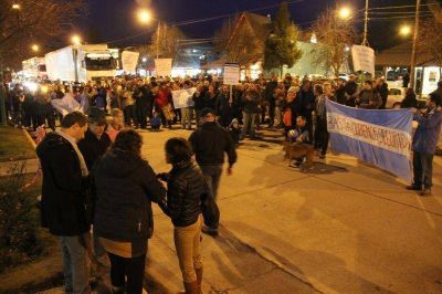 Vecinos autoconvocados de Villa La Angostura marcharon por la seguridad