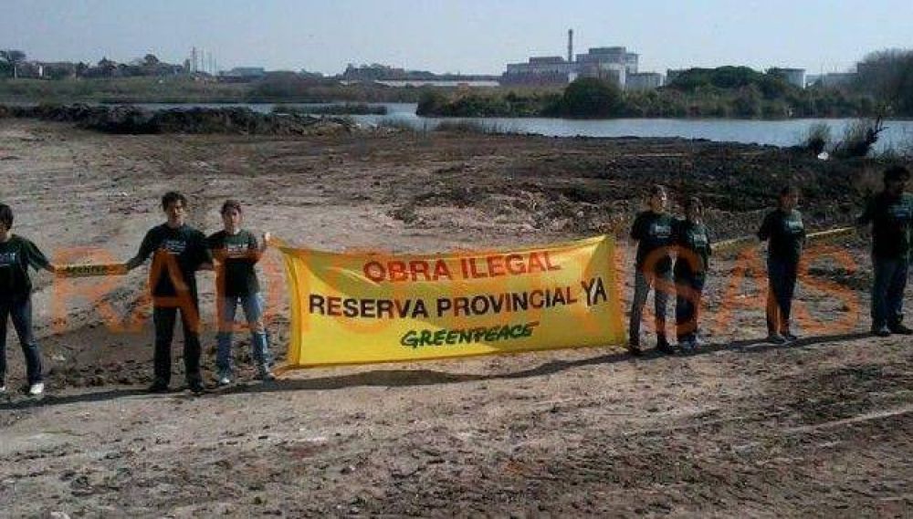 Activistas de Greenpeace realizaron protesta por las obras de Aldosivi en la reserva