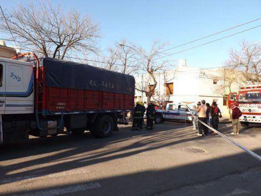 Una mujer sufri� graves heridas al caer bajo las ruedas de un cami�n 