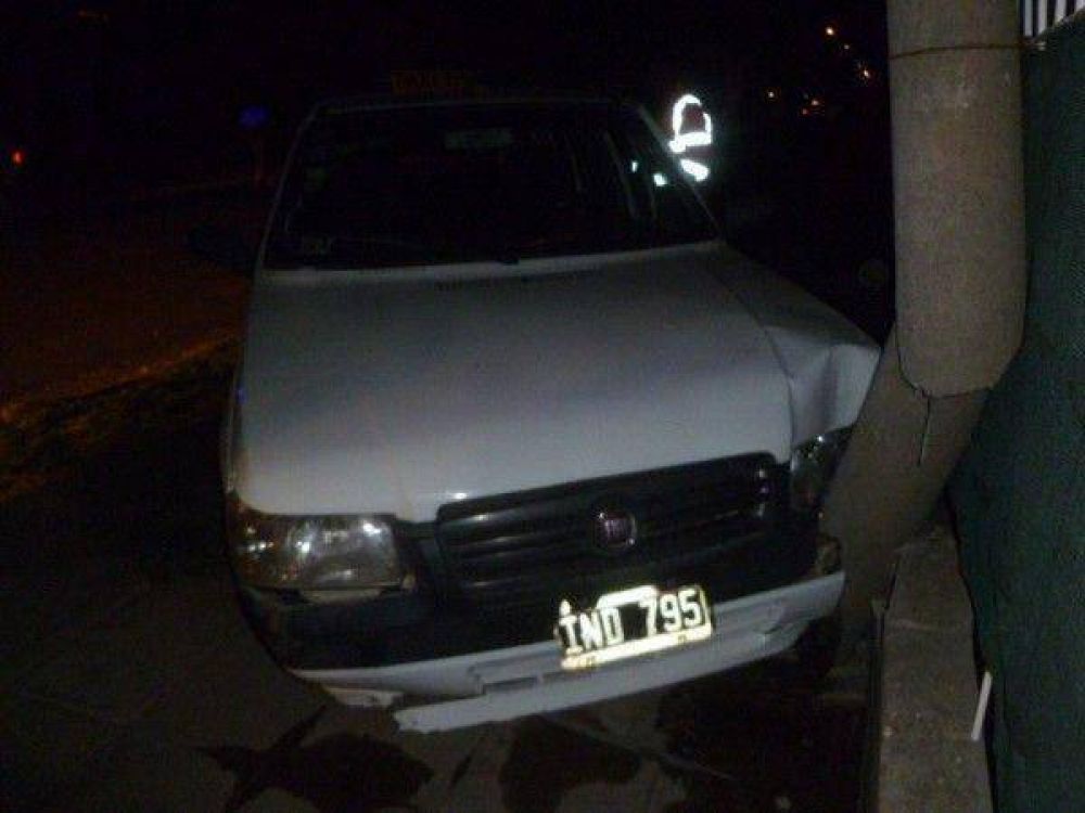 Choc� contra un poste y dej� sin luz a varias viviendas