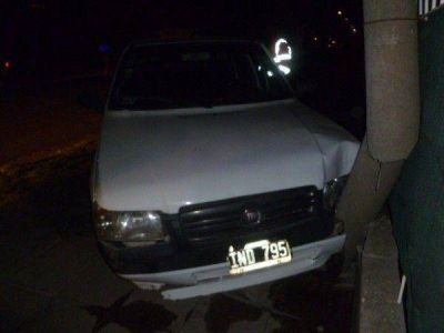 Choc� contra un poste y dej� sin luz a varias viviendas