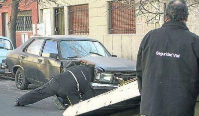 Remueven casi 700 autos abandonados en las calles