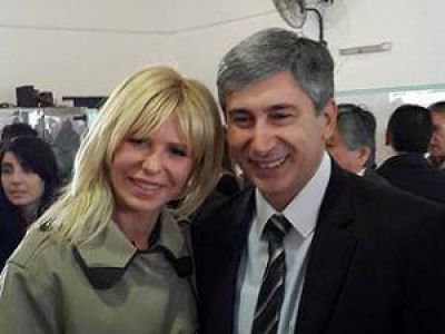 Alejandro Phatouros junto a Karina Rabolini y �lvarez Rodr�guez en la entrega de anteojos y �tiles escolares
