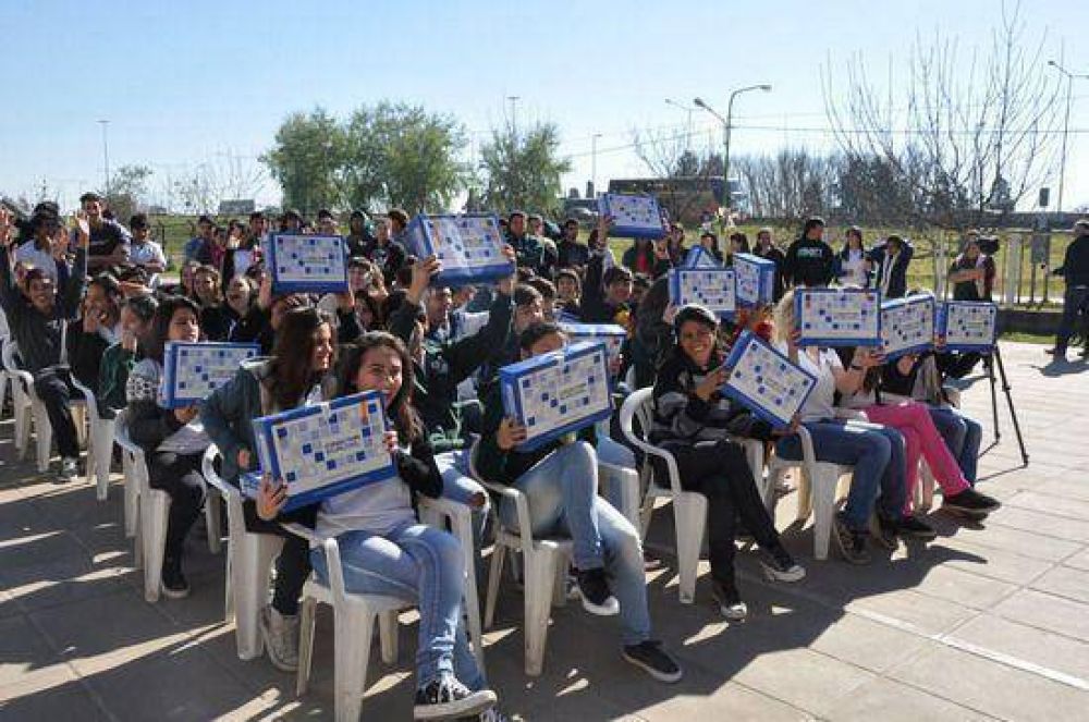 �Conectar Igualdad� entreg� 377 netbooks en la Escuela Media N� 3  