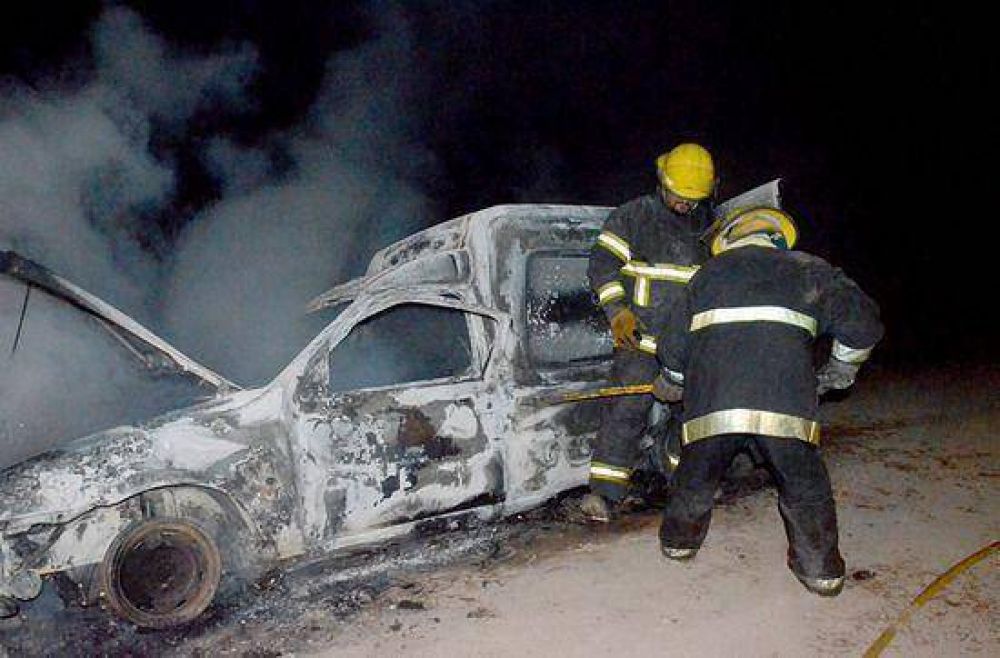 Roban un veh�culo y lo incendian en un callej�n  