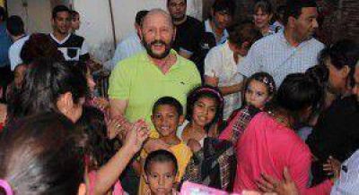 Insfr�n sorprendi� al llegar y compartir festejo a ni�os