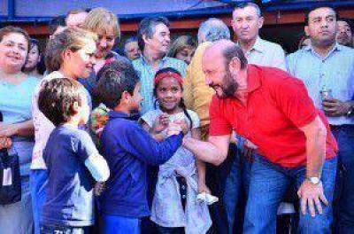 Una multitud de vecinos acompa�� al gobernador en el operativo solidario