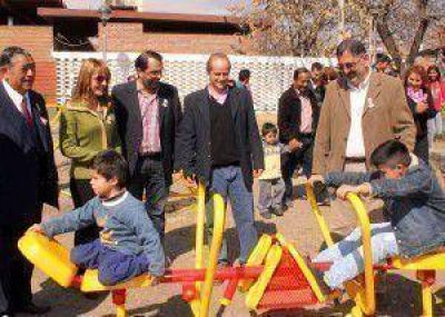 Barrio Santa Rosa: en el 43� Aniversario del Barrio Santa Rosa, el Intendente Jorge inaugur� el XVI Gimnasio Urbano