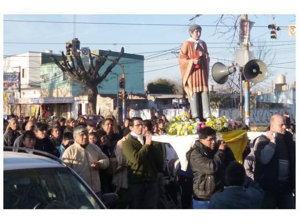 Homenaje de los alumnos y vecinos a Ceferino Namuncur en B Yapey