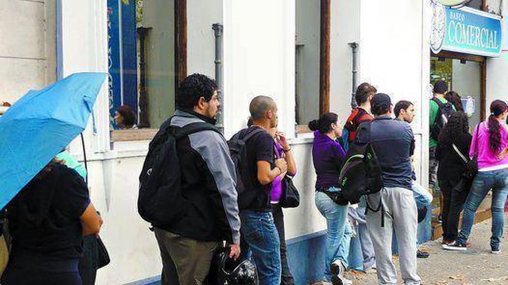 Boom de extracci�n de d�lares de argentinos en Uruguay