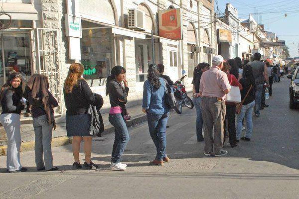 Quejas por la lentitud en el expendio de la tarjeta para el colectivo