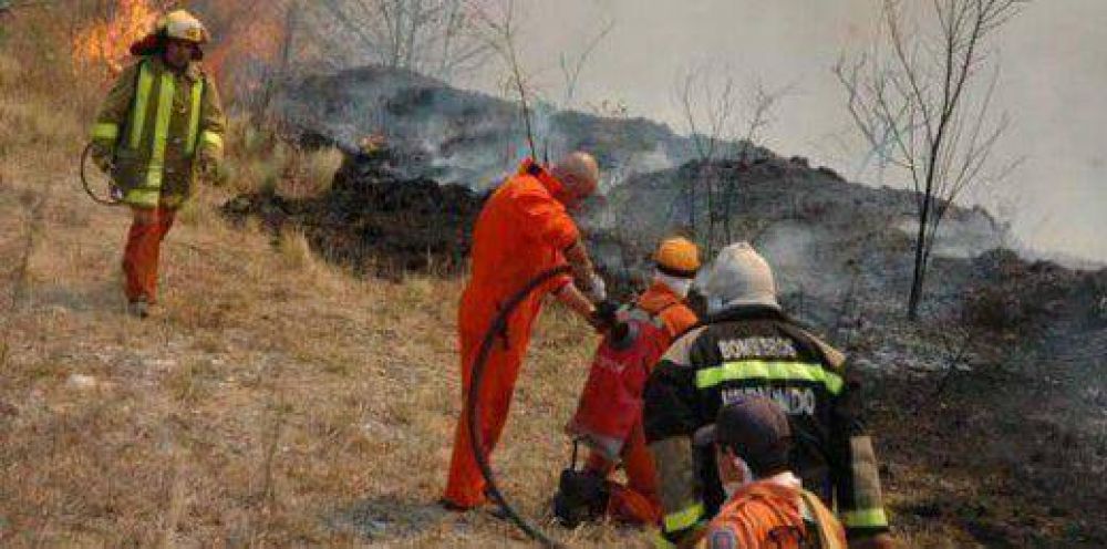 Bomberos controlan un foco de incendio en La Calera