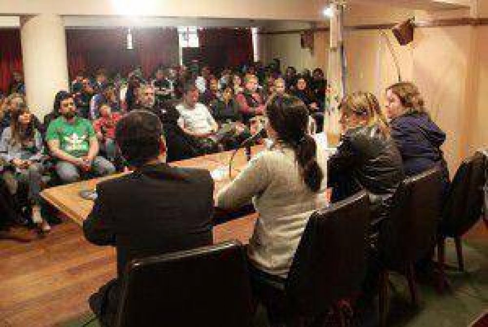 Candidatos del FPV entregaron tarjetas de Econom�a Popular