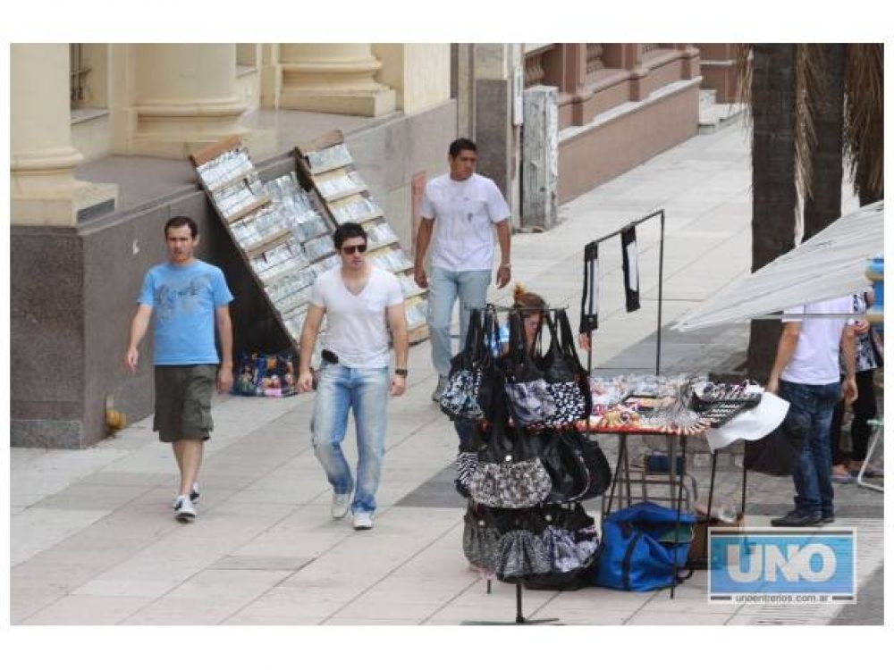 Comerciantes de la Peatonal se�alan que la Comuna no cumpli� con el desalojo de manteros