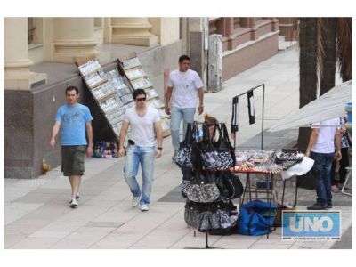 Comerciantes de la Peatonal se�alan que la Comuna no cumpli� con el desalojo de manteros