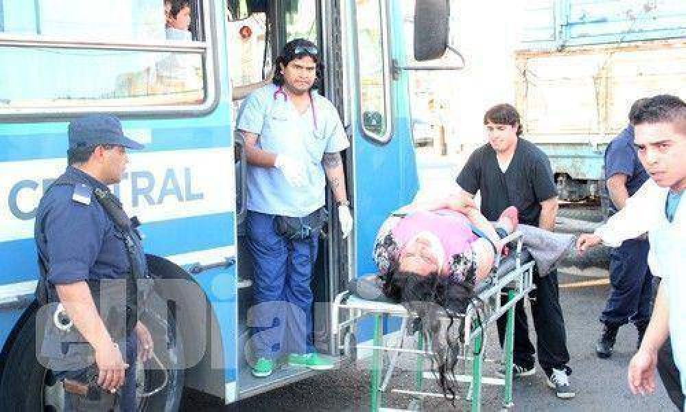 M�s de una veintena de heridos al chocar un colectivo y un cami�n