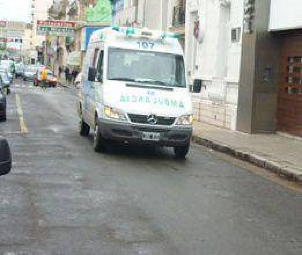 Buscan auto que choc� moto  