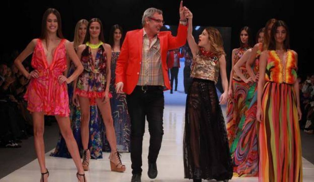 Violetta juega a ser modelo y brilla en la pasarela