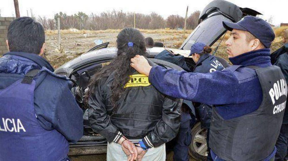 Detienen a un supuesto cobrador con una pistola, handies y chaleco policial
