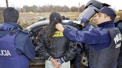 Detienen a un supuesto cobrador con una pistola, handies y chaleco policial