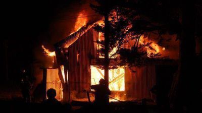 Se incendi� una casa y los vecinos acusan que fue producto de los cambios de tensi�n