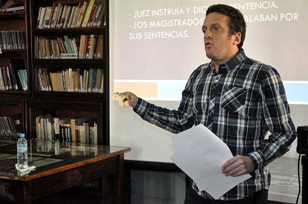 Mauro Szeta disert� sobre periodismo policial y judicial