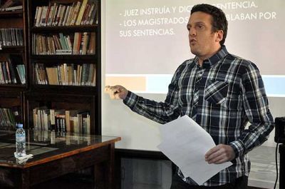 Mauro Szeta disert� sobre periodismo policial y judicial