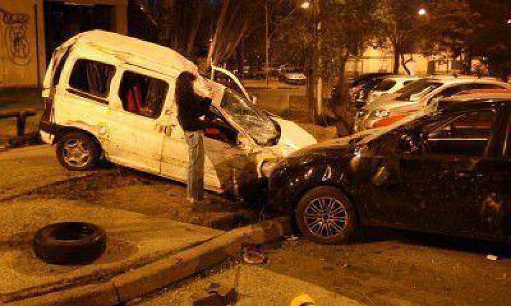 Perdi� el dominio de su rodado e impact� contra un auto estacionado