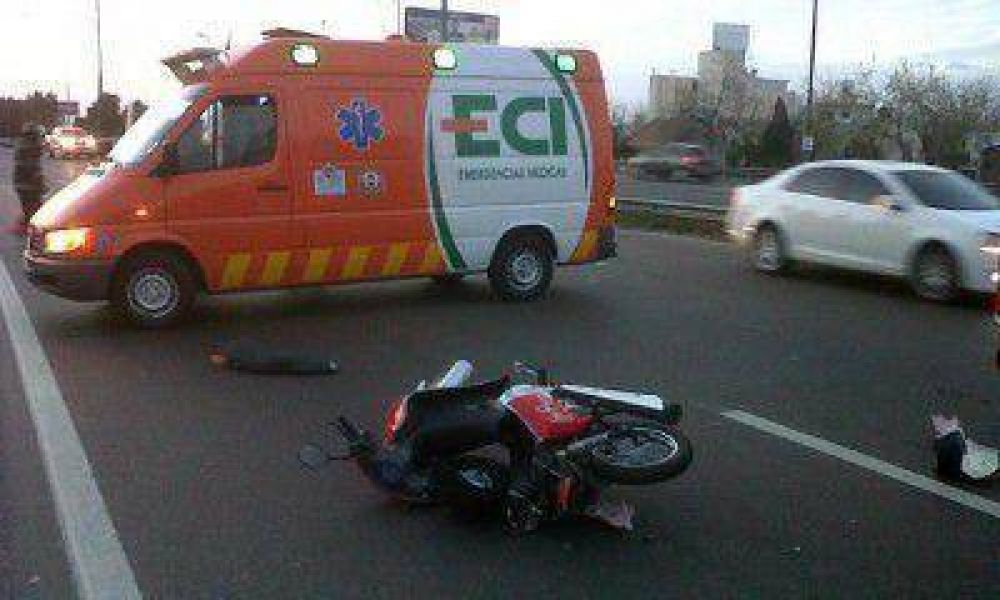 Una mujer se accident� en su moto y fue asistida por personal de Bomberos