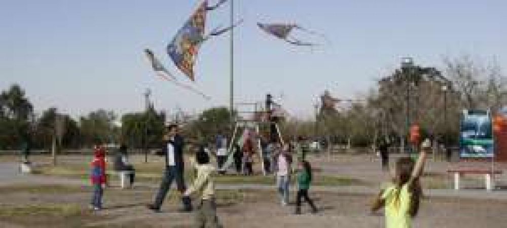 Los pap�s que regresaron a la infancia con barriletes