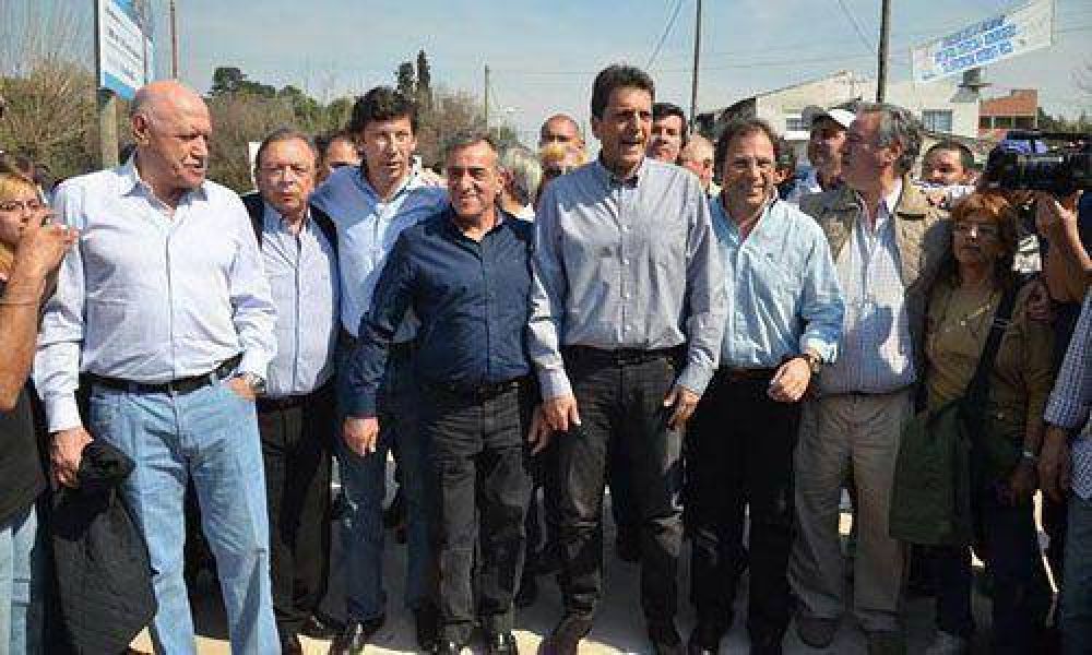 Z�ccaro junto a Massa en su recorrida por San Miguel