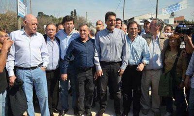 Z�ccaro junto a Massa en su recorrida por San Miguel