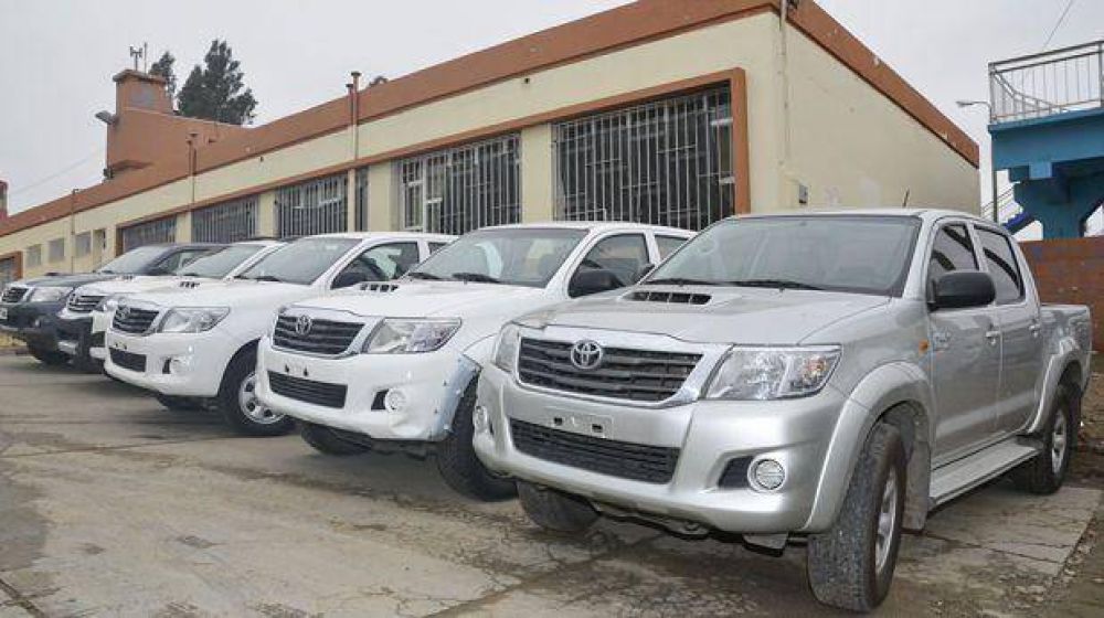 Hallan otra camioneta que guardaban los estafadores en un estacionamiento